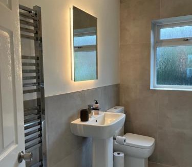 Woodmansey House | Bungalow Retreat with Garden, Walk to Town