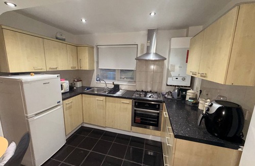 Chorlton-on-Medlock House | Bungalow Sleeps 4 with Free Parking and Garden