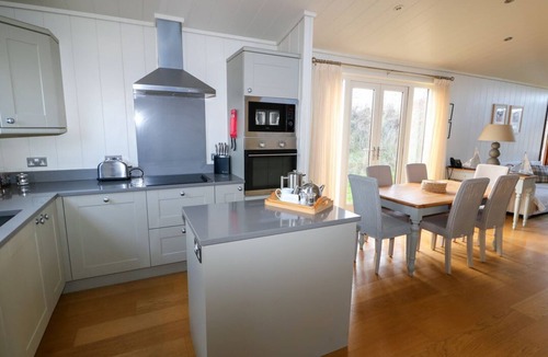 Barnsdale Cabin | BURLEY, open-plan, dog-friendly, Exton