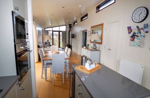 Barnsdale Cabin | BURLEY, open-plan, dog-friendly, Exton