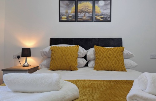 Burnley House | Burnley Entire House 4-bedrooms-sleeps 6-driveway