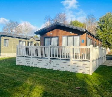 Pocklington Ski Chalet | Bushmills Lodge with Hot Tub
