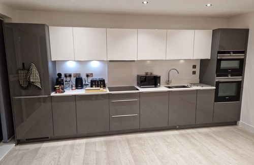 Cambridge Apartment | Business ready Apartment by Cambridge Station-Free Allocated Underground Parking