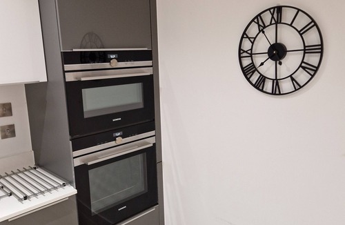 Cambridge Apartment | Business ready Apartment by Cambridge Station-Free Allocated Underground Parking