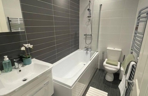 Liverpool Apartment | By Woolton Village | Free Parking | Near Airport