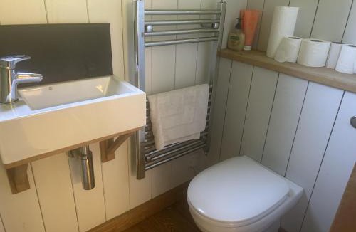 Bletchley House | Cabin Retreat in Bedford - Sleeps 2 & Free parking