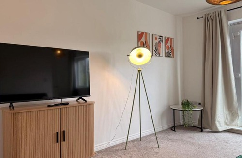Cambourne House | Cambridge CB23 Townhouse 4 Beds with Free Parking & Wifi