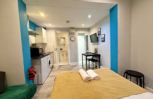 Somers Town Apartment | Camden cozy studio sleeps 4