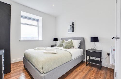 Burnley Apartment | Canal View 2BR Home for Families & Friends