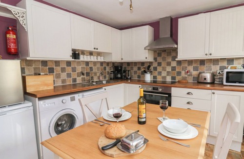 Brecon Cottage | CANTREF HOUSE TOP FLOOR, romantic, with a garden in Brecon