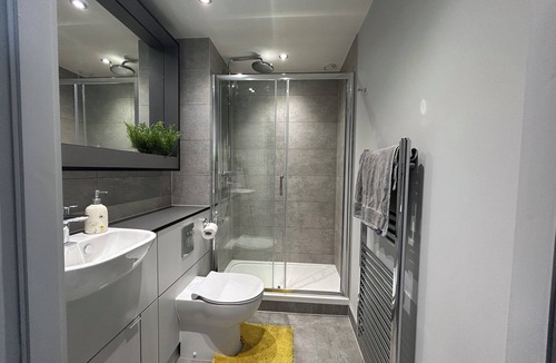 Leeds Apartment | Captivating 2-Bed Skyview Apartment in Leeds