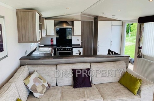 Winestead Cabin | Caravan - Sleeps 6 - Near The Deep & Old Town