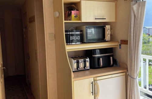 Chapel Saint Leonards Cabin | Caravan Sleeps 8 - Parking, Pet Friendly