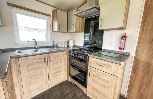 Tattershall Cabin | CaravanSleeps6-HotTub-Garden-WaterWonderland