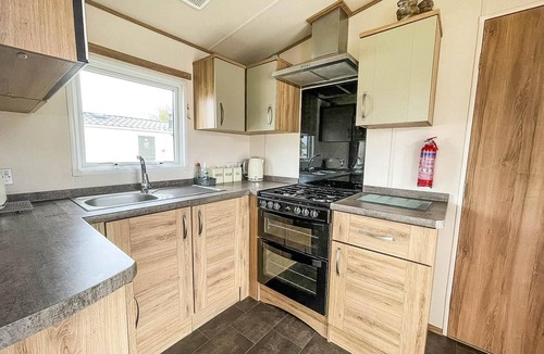 Tattershall Cabin | CaravanSleeps6-HotTub-Garden-WaterWonderland
