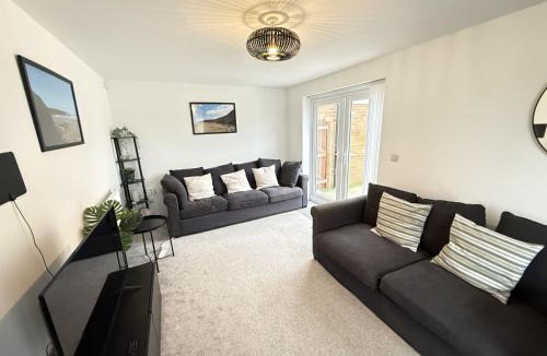 Scarborough House | Cayton Bay Cottage - Hot Tub Hire at additional cost available - near beach and village