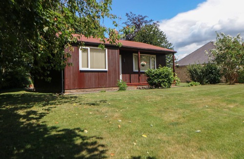 Chesterfield Cottage | CEDAR HOLME, pet friendly, with a garden in Wingerworth