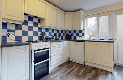 Cleethorpes House | Central 5 Bedroom House with Parking