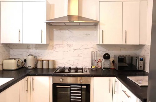 Milton Keynes House | Central 3 Bed Home, Parking Garden Milton Keynes