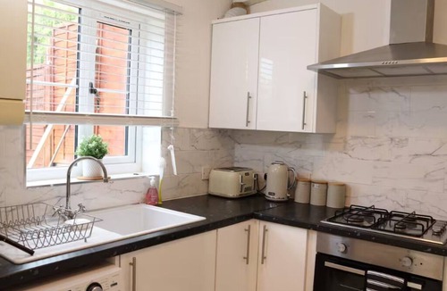 Milton Keynes House | Central 3 Bed Home, Parking Garden Milton Keynes