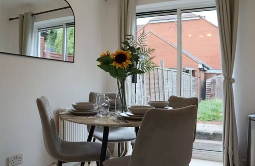 Milton Keynes House | Central 3 Bed Home, Parking Garden Milton Keynes