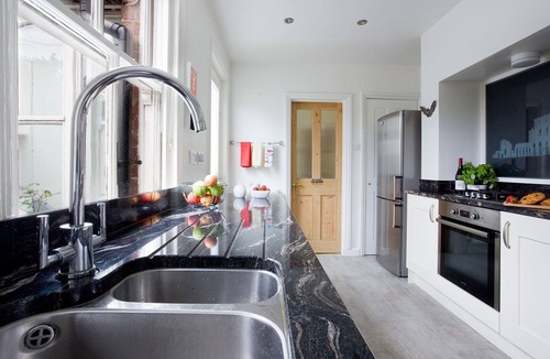 West Cliff House | Central 5 bed/3 bath for 8 (+ cot) free parking - spacious, stylish, comfortable