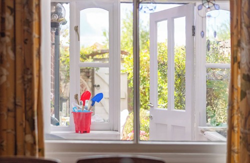 West Cliff House | Central 5 bed/3 bath for 8 (+ cot) free parking - spacious, stylish, comfortable