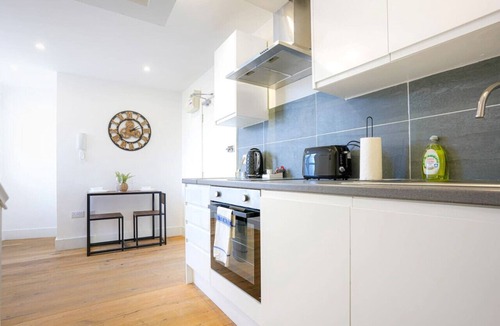 Buckingham Apartment | Central Apt #8 Free Parking + Fast Wifi + SmartTV
