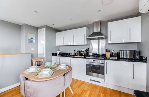 Bedford Apartment | Central Bedford Penthouse with Balcony & Parking