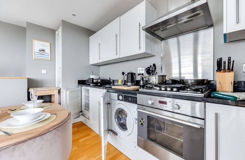 Bedford Apartment | Central Bedford Penthouse with Balcony & Parking