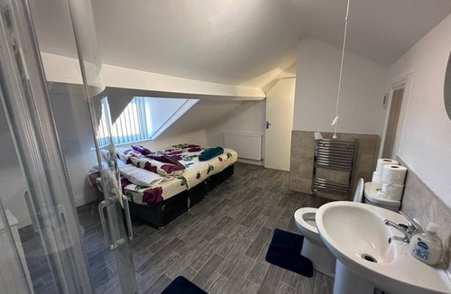 Doncaster House | Central Doncaster 5BED 3BATH ParkView Mansion