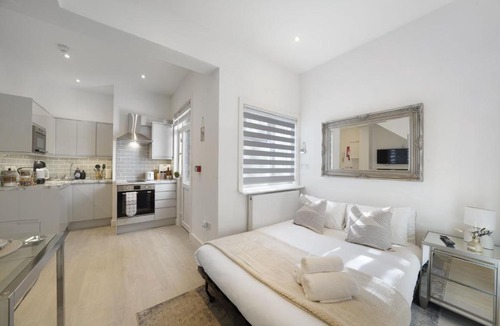 Harrow Apartment | Central Harrow Studios 3mins to station!
