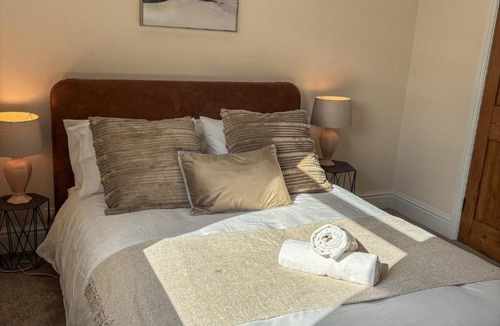 Leeds House | Central Horsforth Stone Cottage - 10 mins from LBA