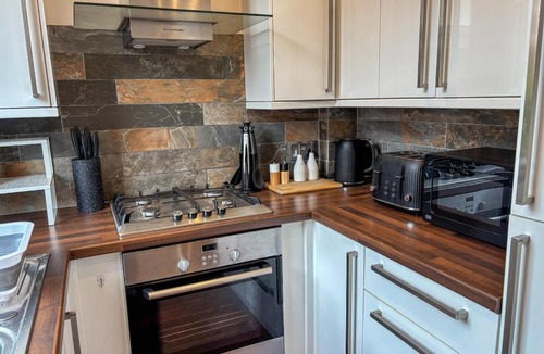 Leeds House | Central Horsforth Stone Cottage - 10 mins from LBA