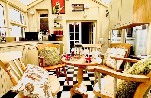 Warwick House | CENTRAL LONDON TOWNHOUSE! SLEEPS 10 GUESTS. GREAT FOR FAMILIES AND GROUPS!