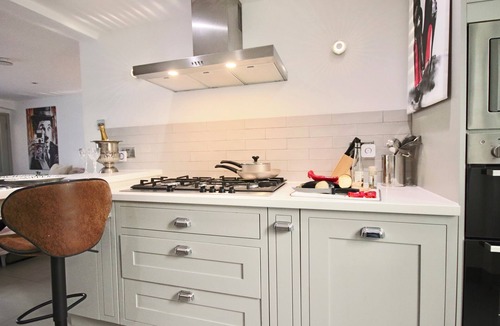 Warwick House | CENTRAL LONDON TOWNHOUSE! SLEEPS 10 GUESTS. GREAT FOR FAMILIES AND GROUPS!