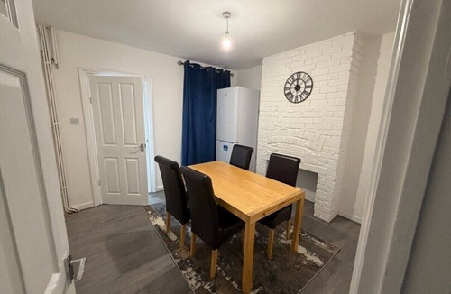 Luton House | Central Luton, Guest House