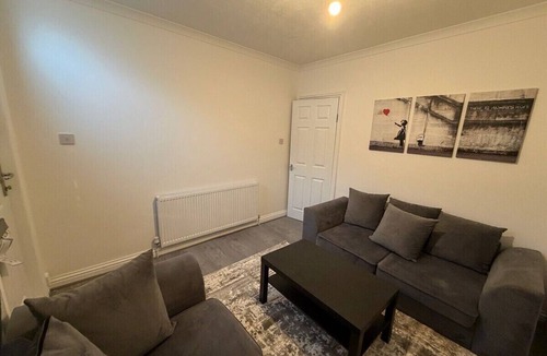 Luton House | Central Luton, Guest House