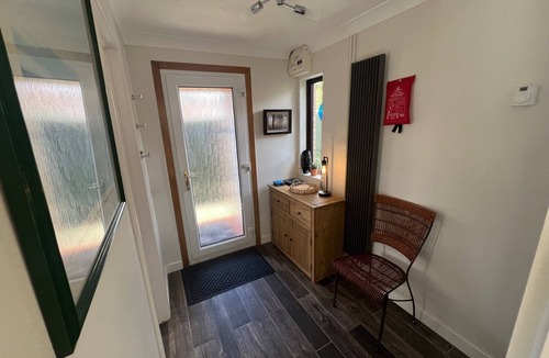Milton Keynes House | Central MK 2BR Comfy Home, WiFi & Driveway – Corporate Ready | Webbhill Stays