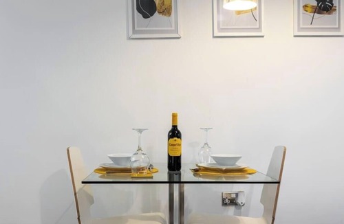 Central Milton Keynes Apartment | Central MK | Walk to Shops & Dining | Free Parking