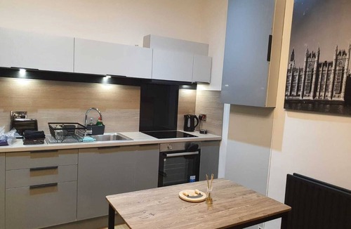 Peterborough Apartment | Central PE1 Modern Appt WiFi TV Kitchen Comfort