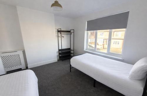 Peterborough House | Central Peterborough Home, Garden, Parking, 2 Bed