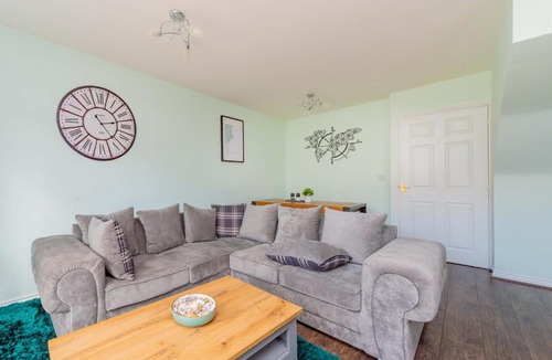 Tipton Apartment | Central Townhouse Tipton - Sleeps 8 - Ideal for Contractors & Families