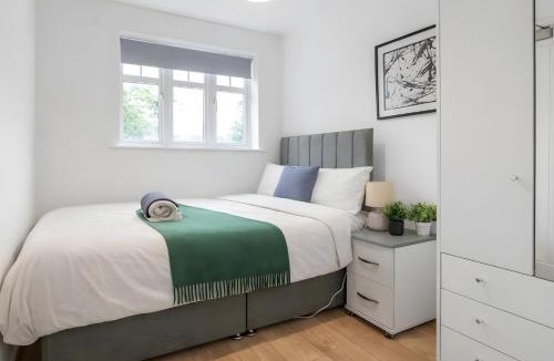 Wigan Apartment | Central Wigan Large House - Ideal for Contractors & Families