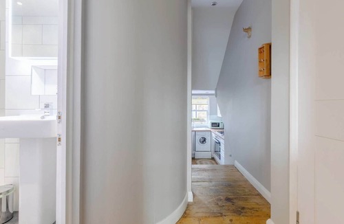 Warwick Apartment | Centrally Located 1BDR Flat Near Buckingham Palace