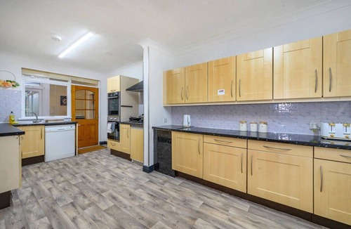 Batley House | CH-Stylish Home with Hot Tub & Garden