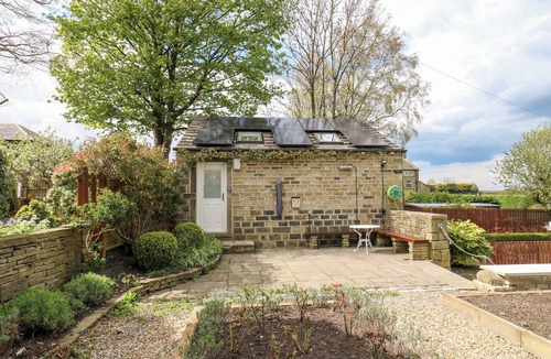 Hepworth Cottage | CHAPEL HOUSE ANNEX, romantic, with a garden in Scholes
