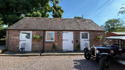 Cauldon Low House | Charming 1 Bed Near Alton Towers, Polar Bears, Peak District