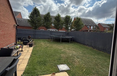 Long Itchington House | Charming 2-Bed Bungalow in Peaceful Village Countryside Escape