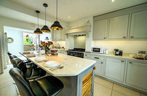 Shrewsbury House | Charming 2-Bed Townhouse with Parking, Near Centre - Pass the Keys